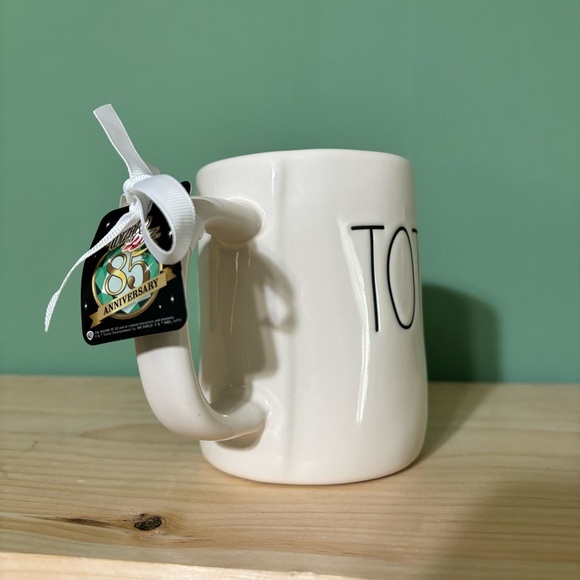 NWT Rae Dunn Wizard of Oz Toto Mug 85th Anniversary Wizard of Oz Collection - Picture 3 of 7